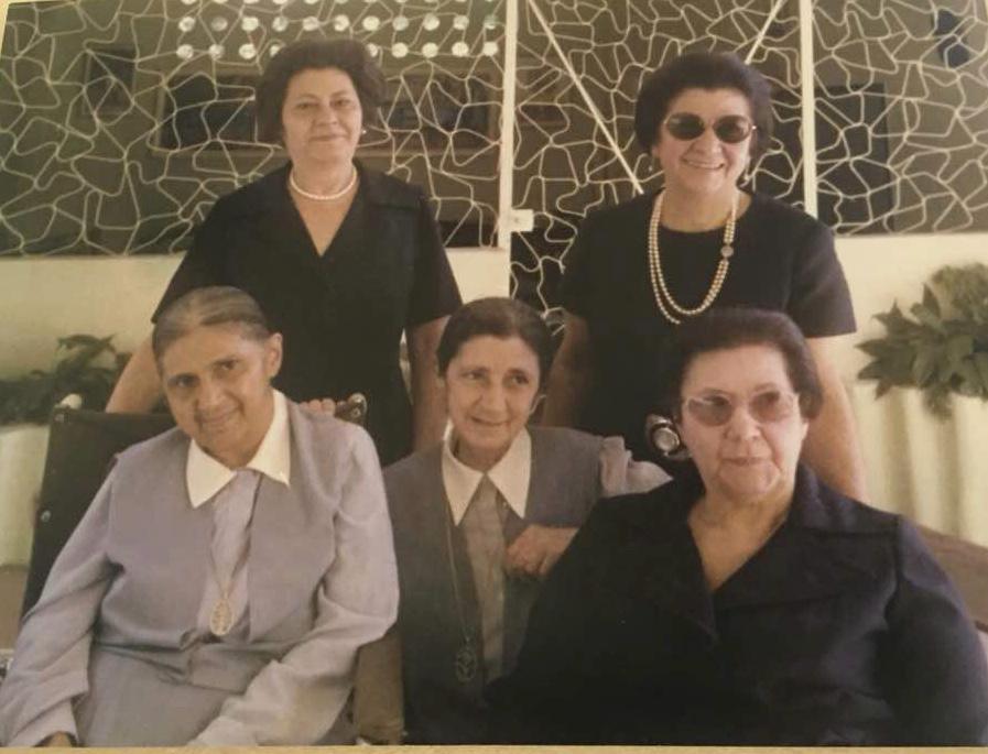 Hermanas de la familia Rendiles reunidas